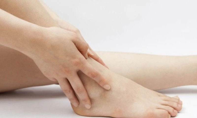 Πρήξιμο στα πόδια: Αιτίες και τρόποι αντιμετώπισης στο σπίτι